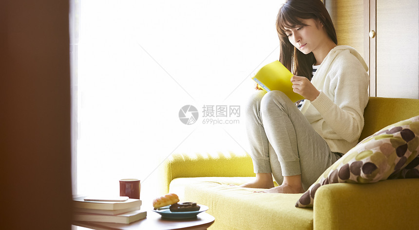 居家放松看书的女人图片