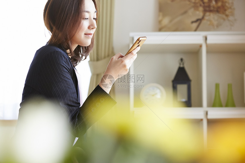 年轻的女性图片