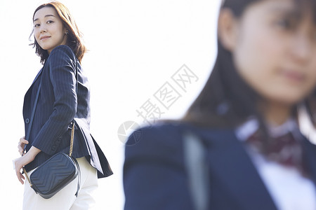 通勤上学高兴青年女性和学校的女生图片