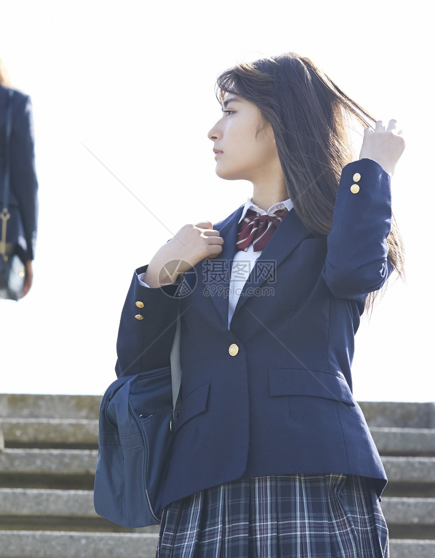 晴朗上学的女学生图片