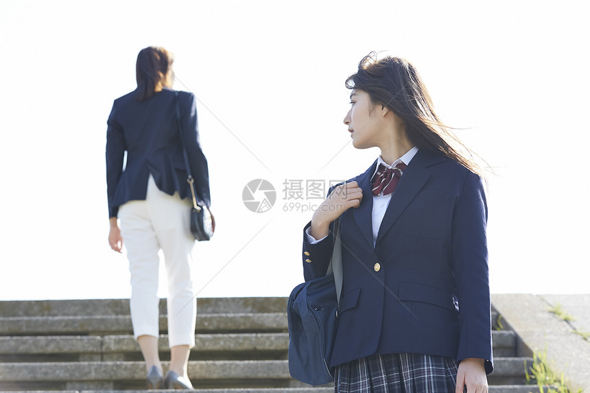 上学女高中生和上班的白领背影图片