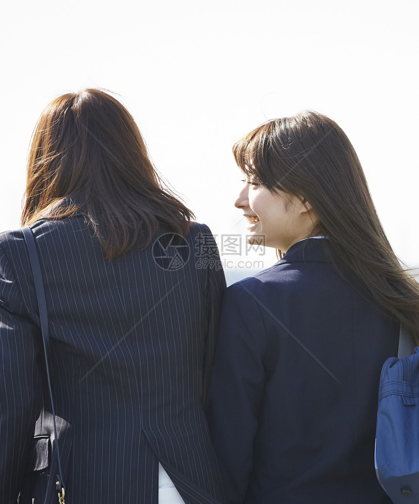 行走年轻木乃伊女和学校的女生图片