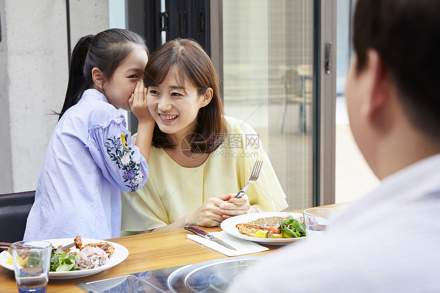 女儿在餐桌上和妈妈说悄悄话图片