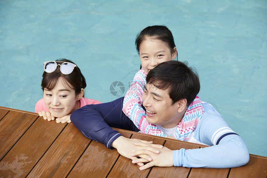 秘书游泳池暂停旅行家庭爸爸妈妈女儿韩国人图片
