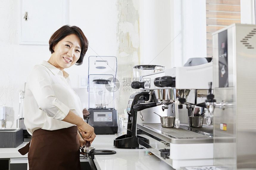 半身像微笑成年女子咖啡馆咖啡师韩语图片