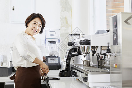 半身像微笑成年女子咖啡馆咖啡师韩语图片