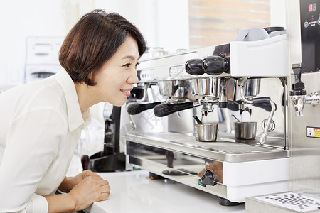 表示50多岁毒蛇咖啡馆咖啡师韩语图片