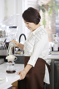 蜷缩下垂准备工作咖啡馆咖啡师韩语图片