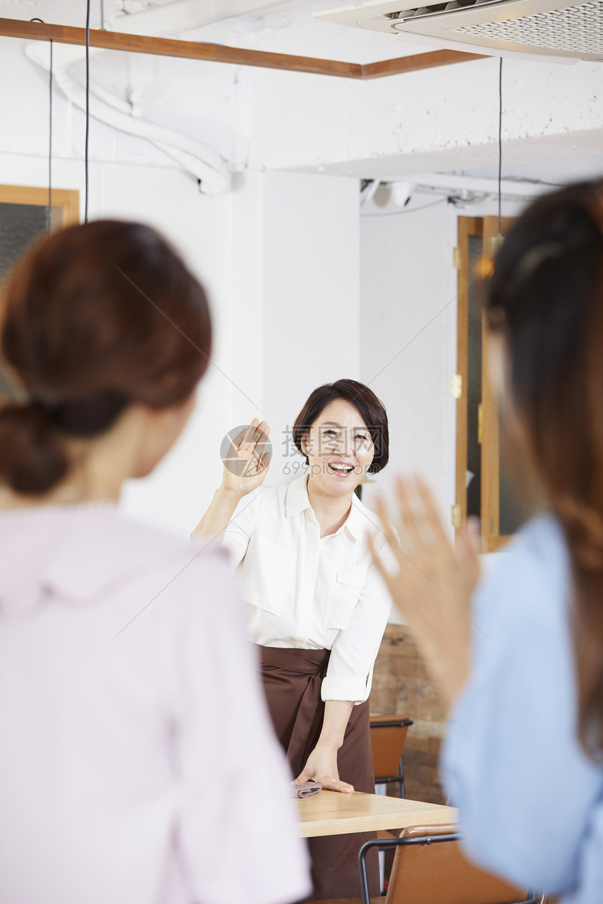 中年女性在聊天打招呼图片