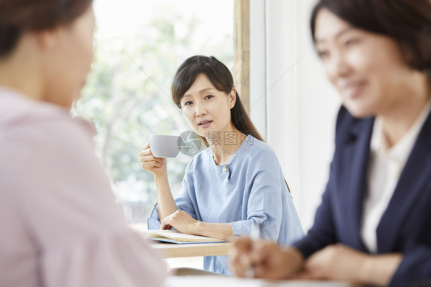 优雅女性咖啡店喝咖啡图片