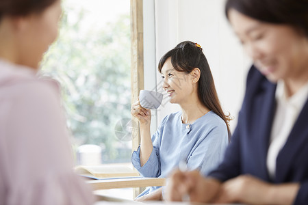 优雅女性咖啡店喝咖啡高清图片