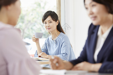 优雅女性咖啡店喝咖啡图片