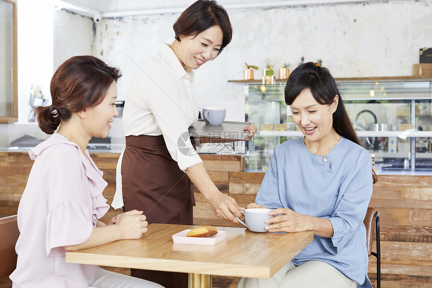 中年闺蜜咖啡厅聚会图片