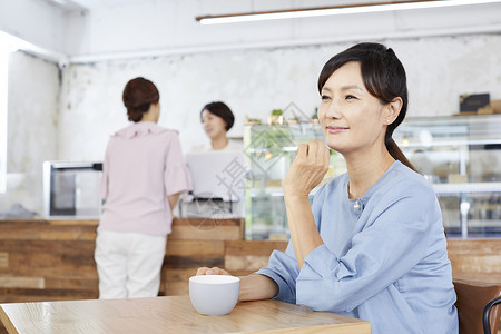 咖啡厅喝咖啡的中年女性图片