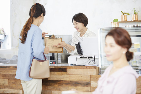 中年女性咖啡厅点餐图片