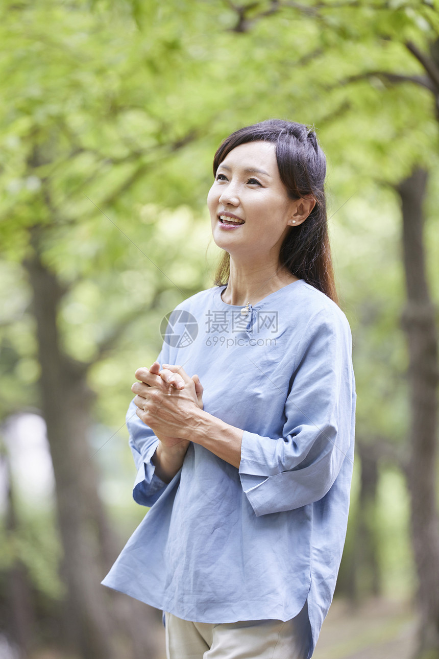 户外放松的成年女子图片