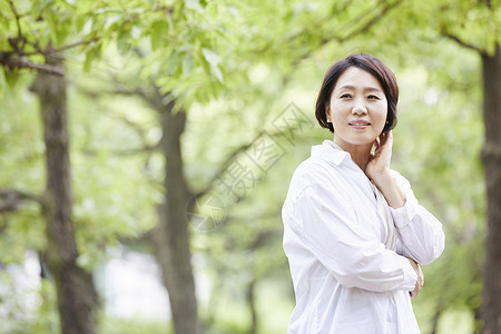 中年女性户外游玩图片