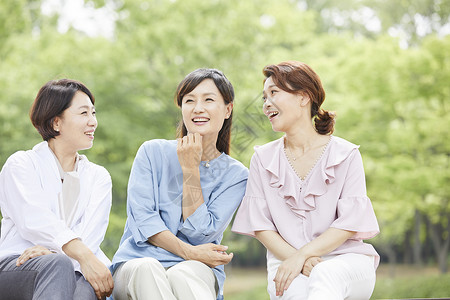 中年女性户外游玩图片