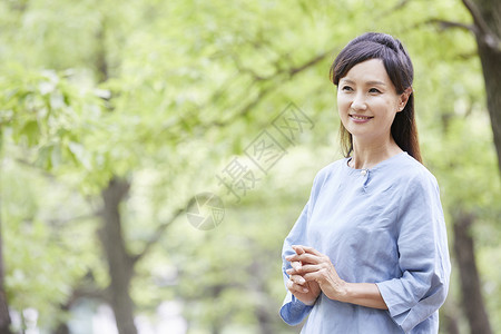 在户外有气质的中年女性图片