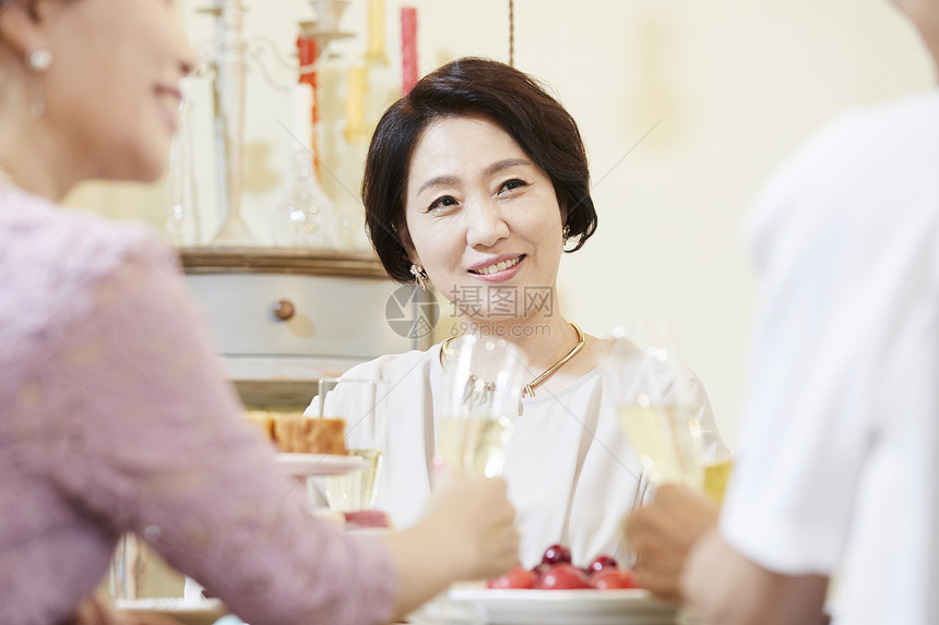 参加聚会的中年女性图片