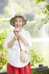 公园纸袋强烈的感情生活女人老人韩国人图片