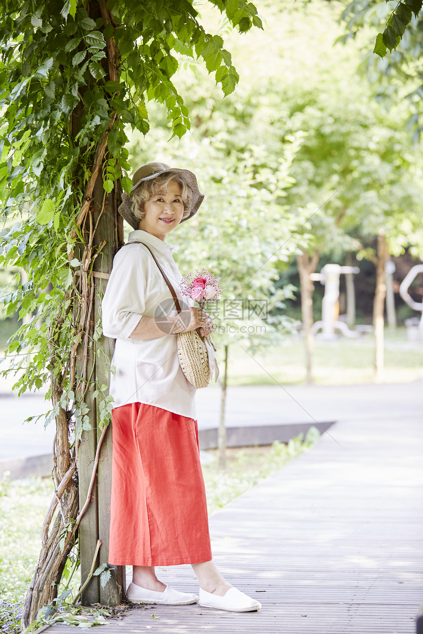 书包追踪支柱生活女人老人韩国人图片