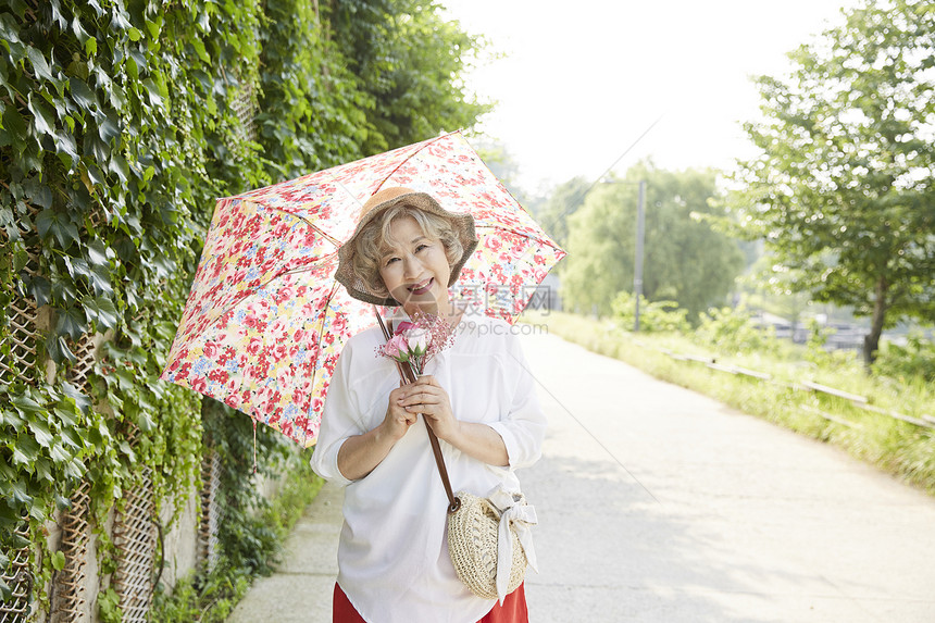打破书包分钟生活女人老人韩国人图片