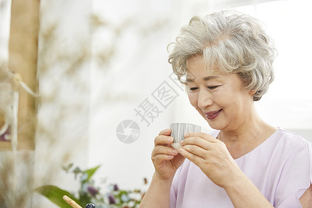 微笑往下看轮廓生活女人老人韩国人图片