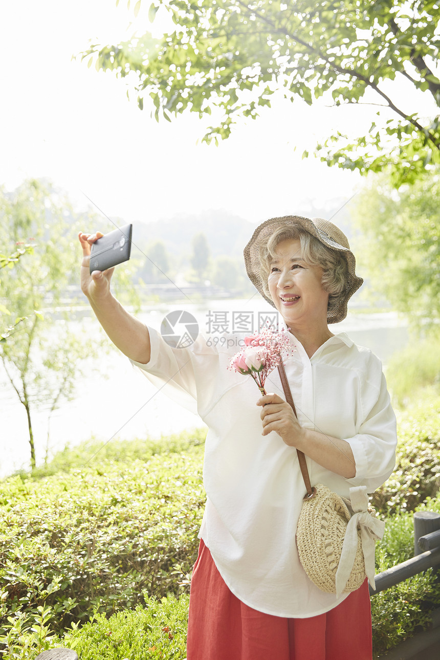 姿势表示树生活女人老人韩国人图片