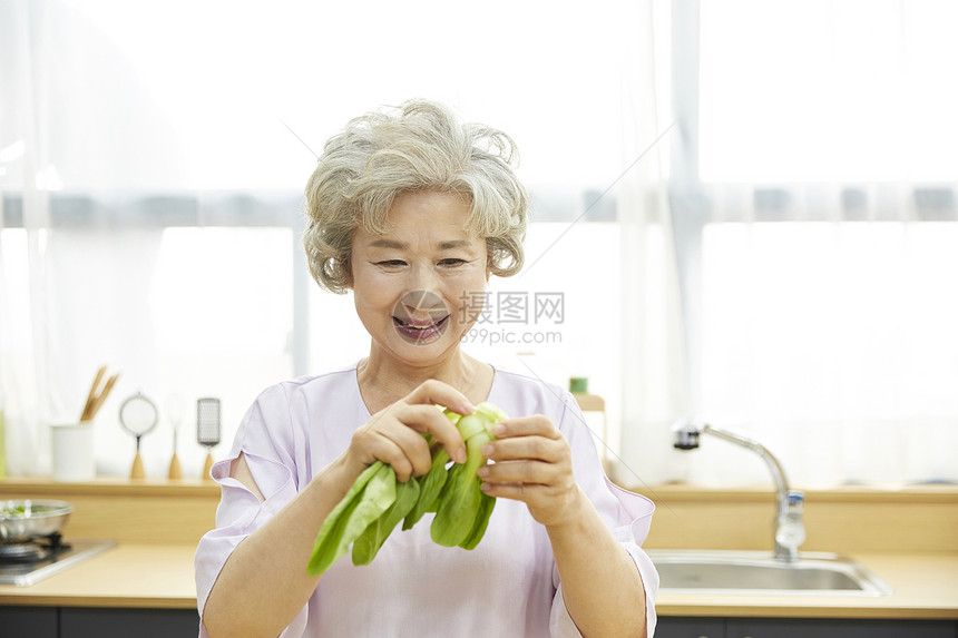 盯着看微笑表示生活女人老人韩国人图片