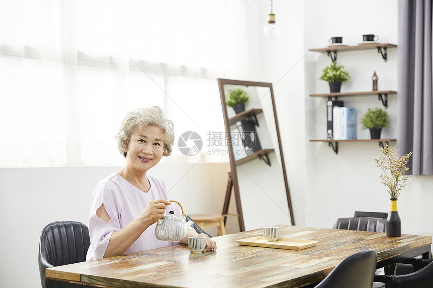 安慰白发反射动作生活女人老人韩国人图片