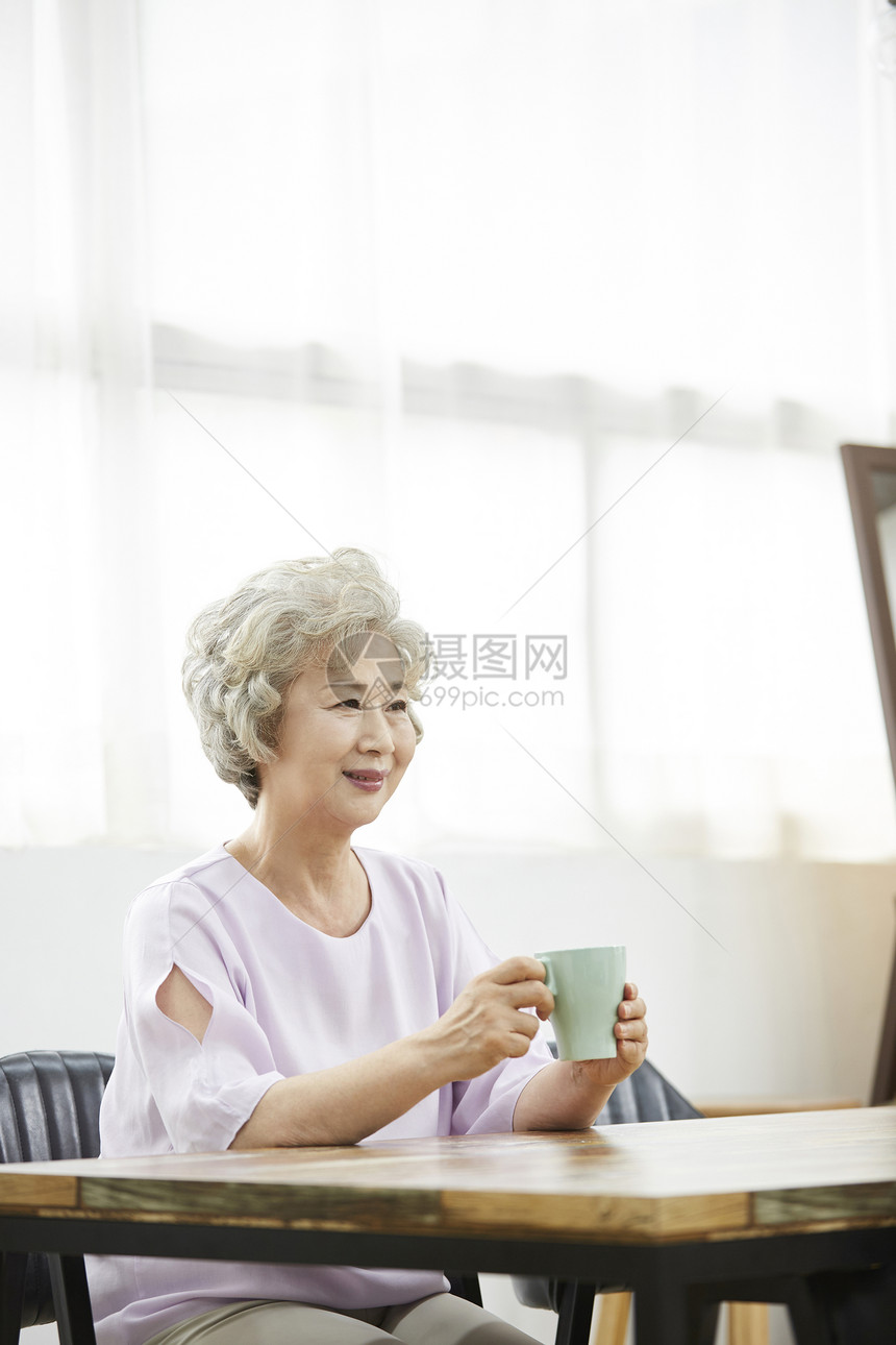 举起杯子盯着看生活女人老人韩国人图片