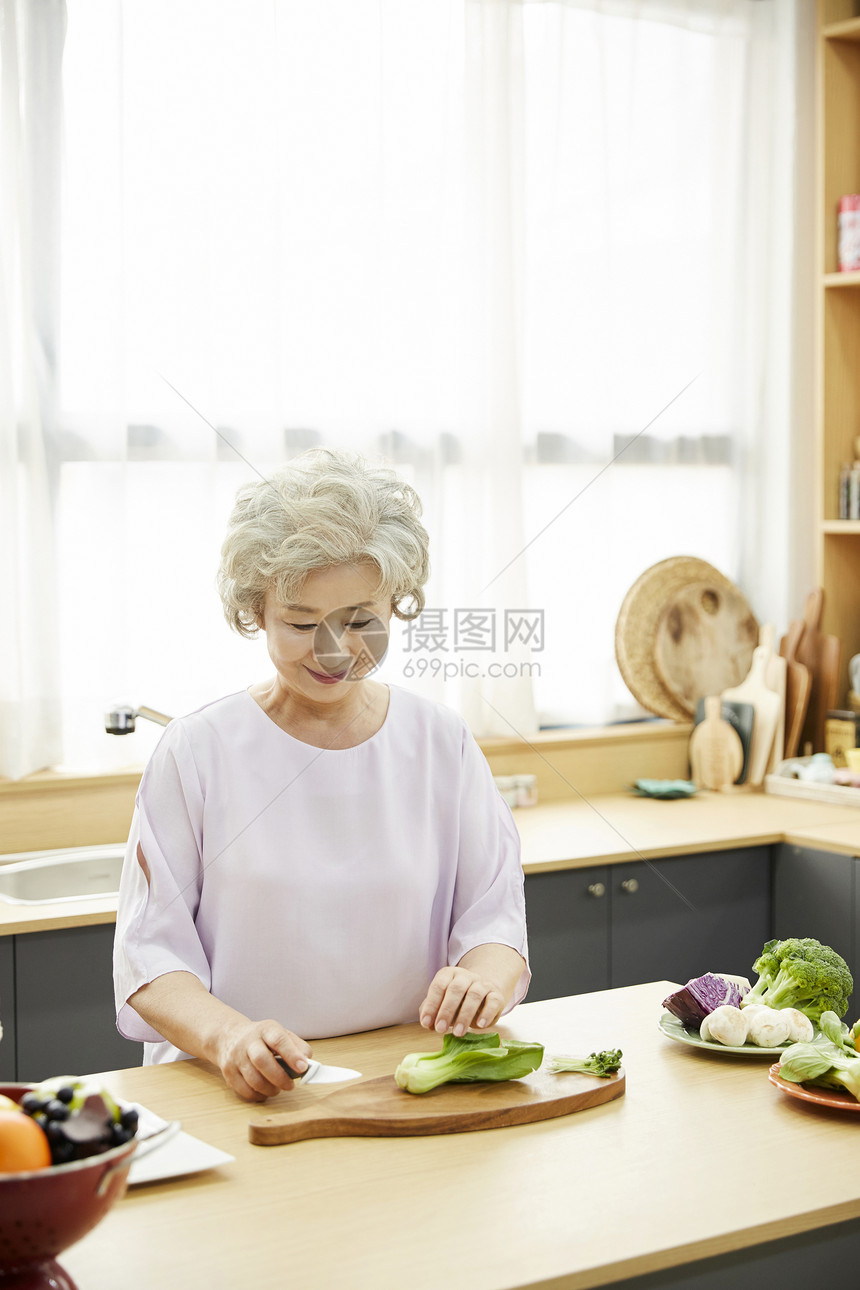 准备工作在内碟生活女人老人韩国人图片