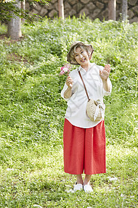 举起户外的植物生活女人老人韩国人图片