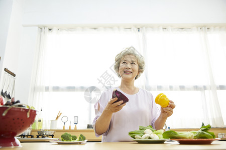 微笑厨房用具迷笛生活女人老人韩国人图片