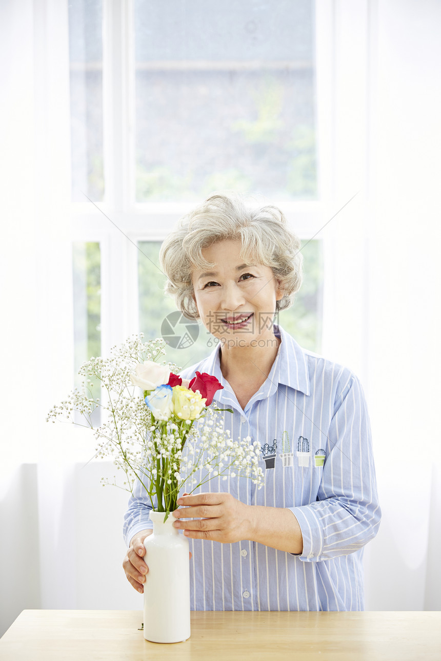 花前视图放松生活女人老人韩国人图片