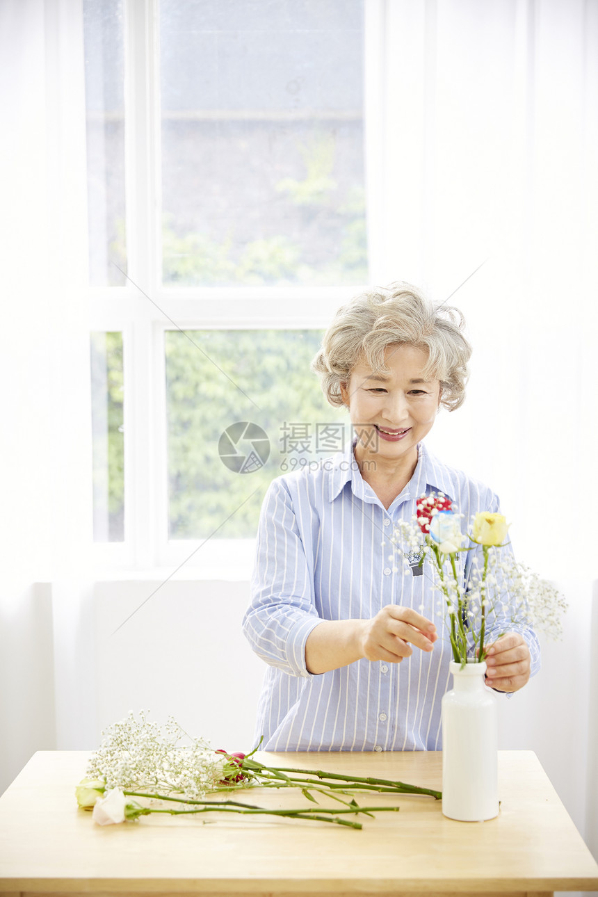 桌子玫瑰安慰生活女人老人韩国人图片