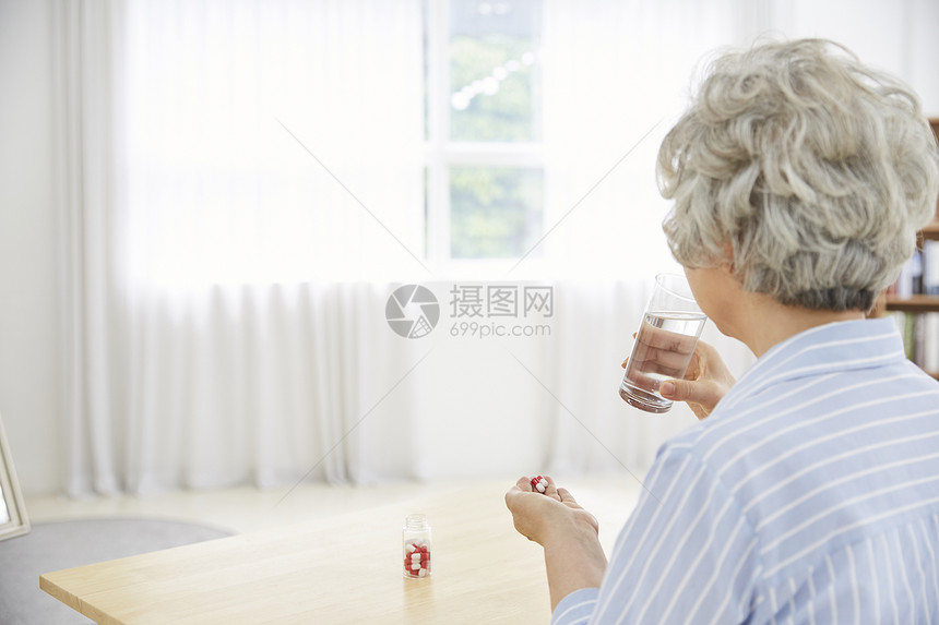 打破治愈客厅生活女人老人韩国人图片
