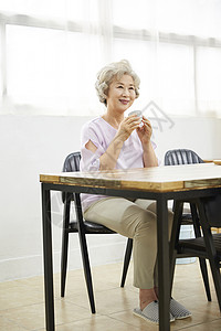 迷笛客厅幸福生活女人老人韩国人图片