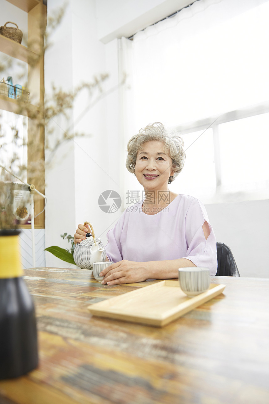 强烈的感情冰盘举起生活女人老人韩国人图片