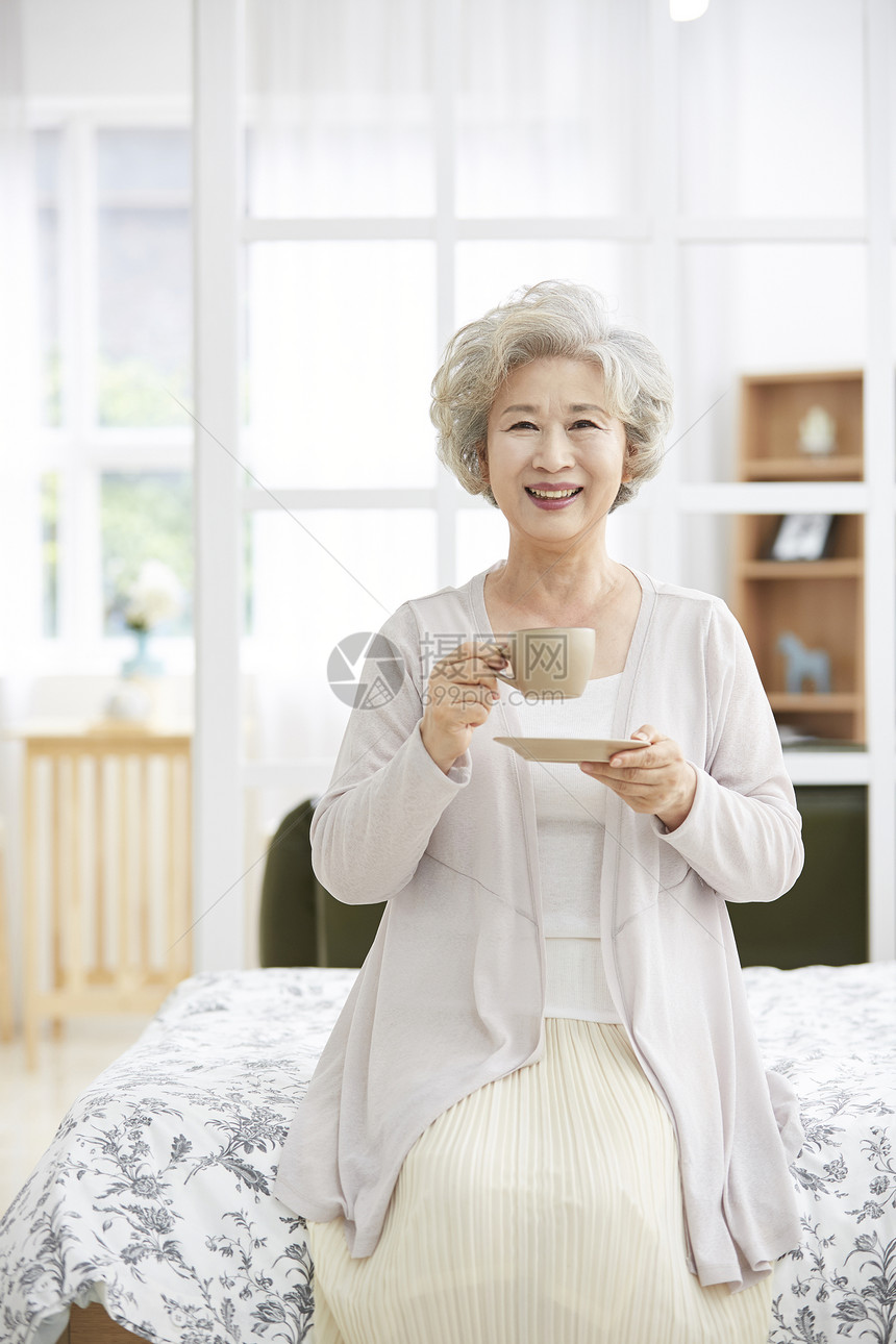 窗前视图生活女人老人韩国人图片