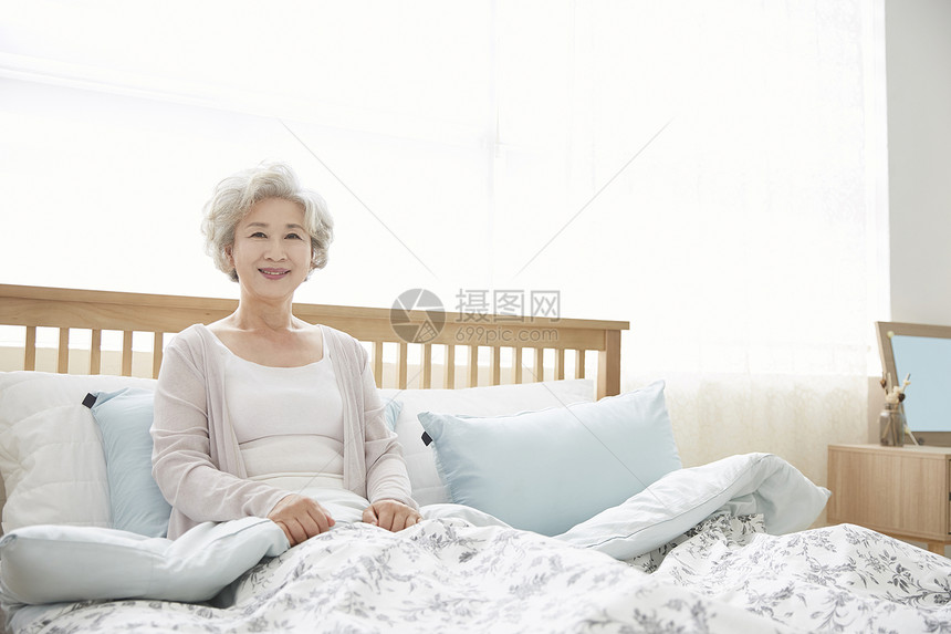 亚洲人神谕毯子生活女人老人韩国人图片