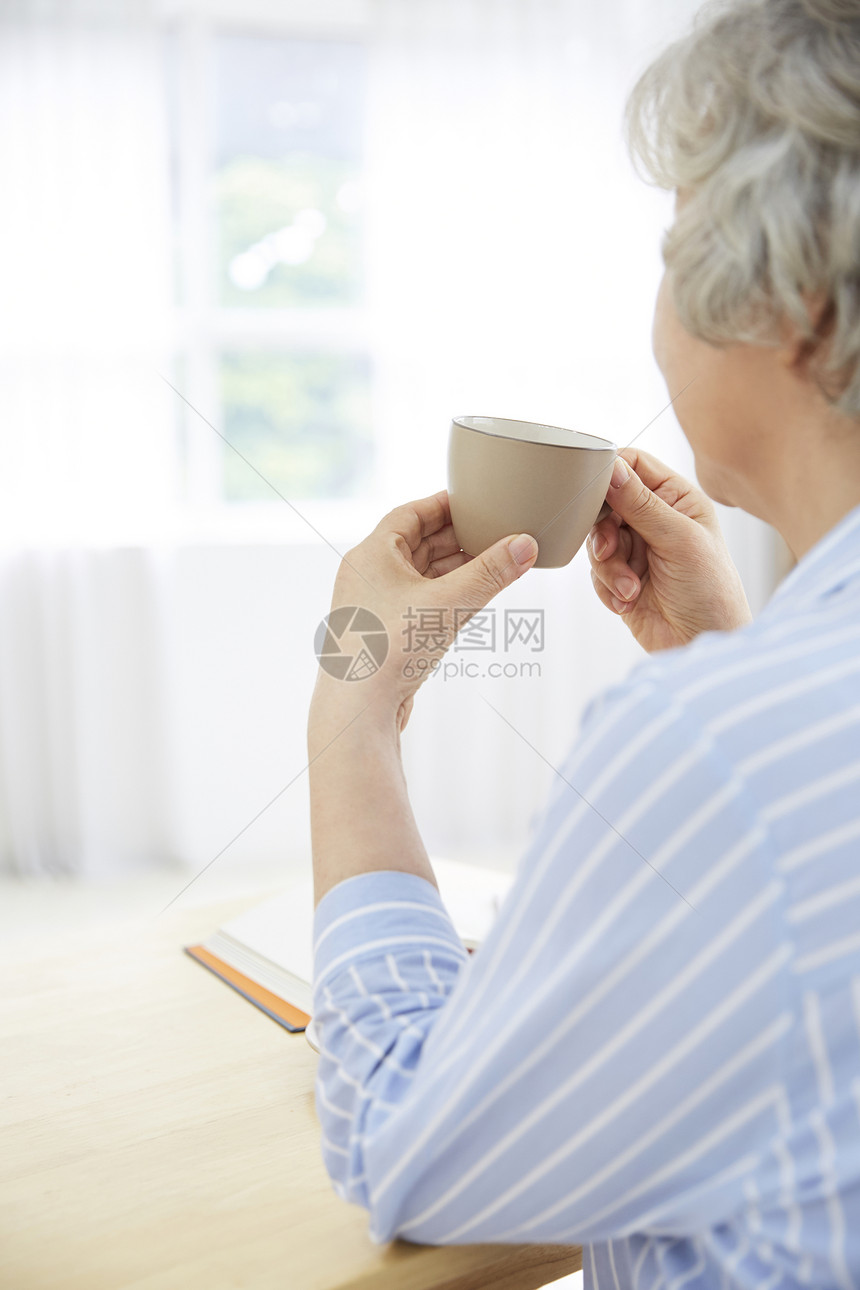 客厅书成年女子生活女人老人韩国人图片