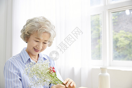 住房近距离超时生活女人老人韩国人图片