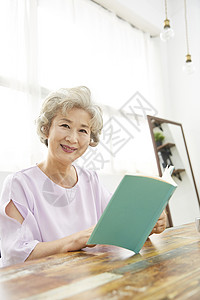 前视图书快乐生活女人老人韩国人图片