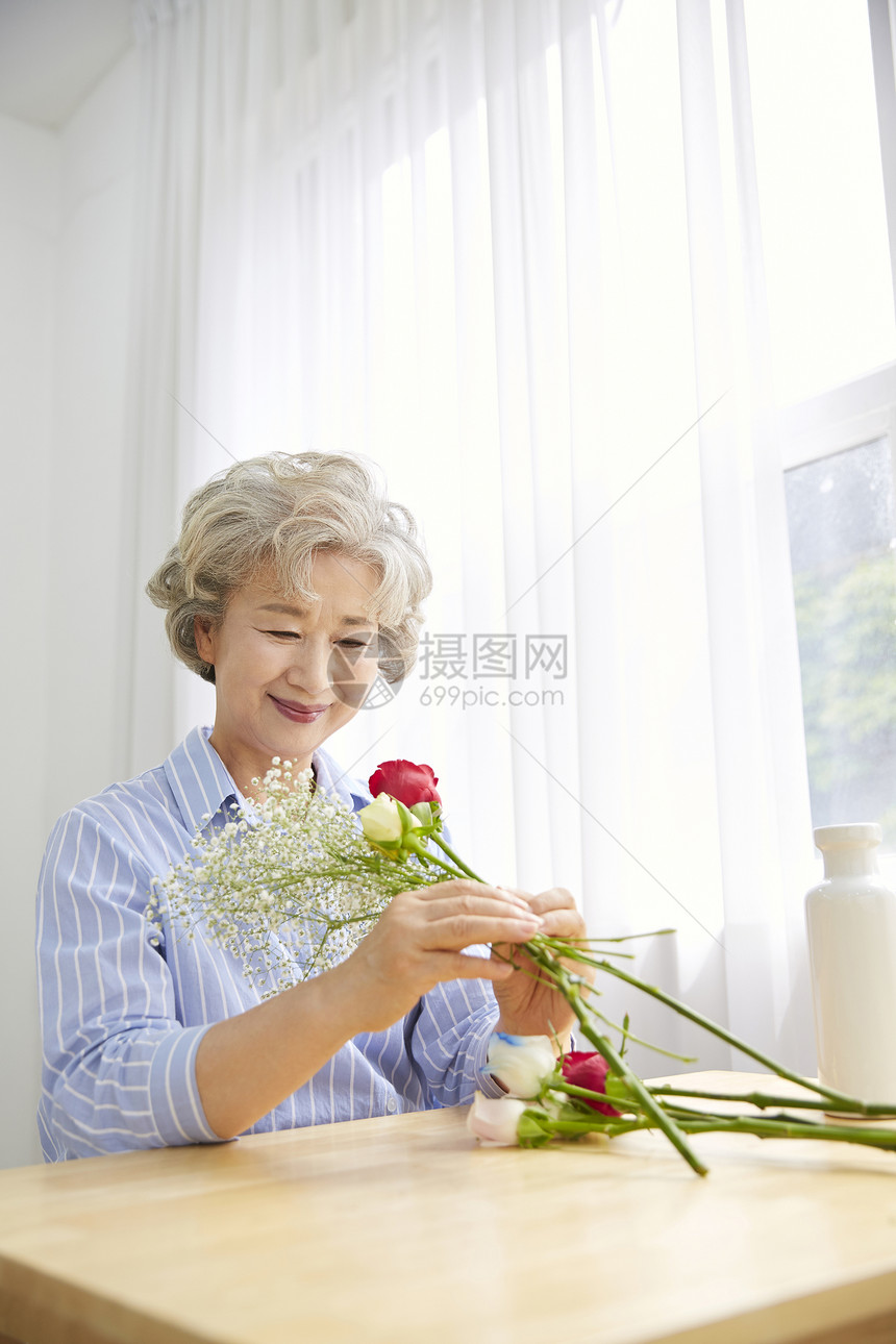 窗帘上颚窗生活女人老人韩国人图片
