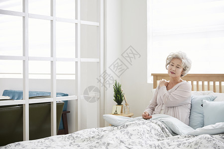 一个人的精神或气质疼痛成人生活女人老人韩国人图片