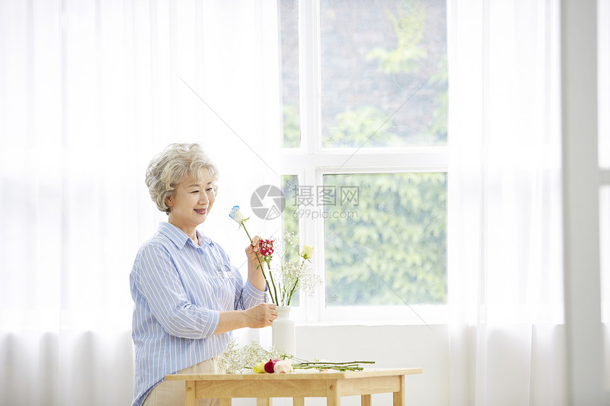 喜欢桌子打破生活女人老人韩国人图片