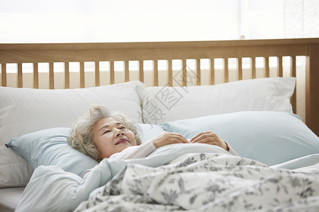 床房间白发生活女人老人韩国人图片
