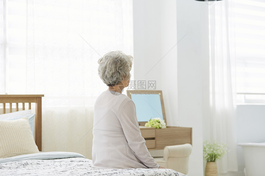 床白发起床生活女人老人韩国人图片